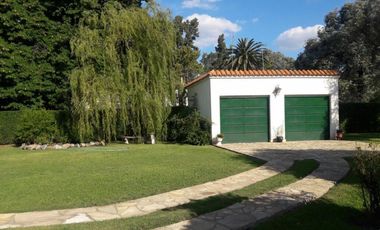 Propiedad de 10800m²- Casa princ. 5 amb.-Casa Huesp.3 amb.Casa Caseros 3 amb