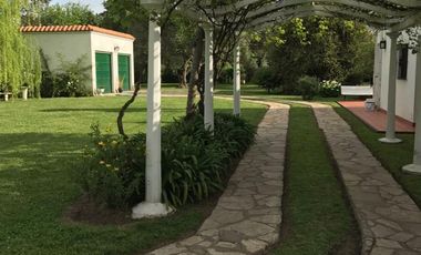 Propiedad de 10800m²- Casa princ. 5 amb.-Casa Huesp.3 amb.Casa Caseros 3 amb