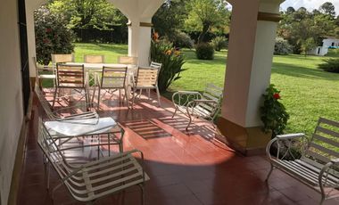 Propiedad de 10800m²- Casa princ. 5 amb.-Casa Huesp.3 amb.Casa Caseros 3 amb