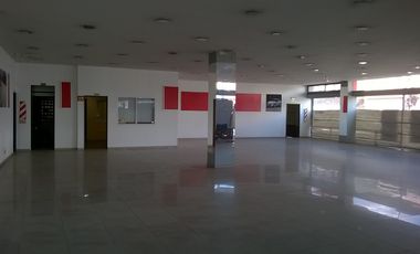 Imponente Local - Avellaneda - Excelente ubicacion - Ideal concesionaria.