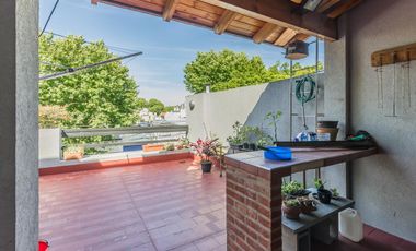 PH en venta 4 ambientes en Monte Castro - cochera, patio, quincho y terraza con parrilla