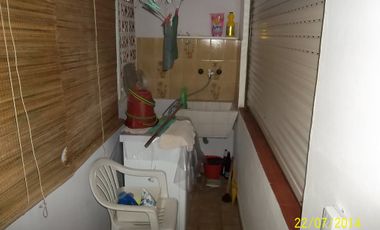 Excelente oportunidad  gran depto 2 ambientes en 1º piso, edif chico, agua de red, gas reg echa, lavad cub, muebles CONSULTE!