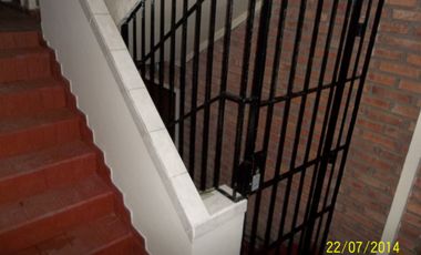 Excelente oportunidad  gran depto 2 ambientes en 1º piso, edif chico, agua de red, gas reg echa, lavad cub, muebles CONSULTE!