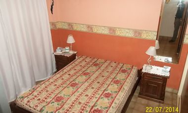 Excelente oportunidad  gran depto 2 ambientes en 1º piso, edif chico, agua de red, gas reg echa, lavad cub, muebles CONSULTE!