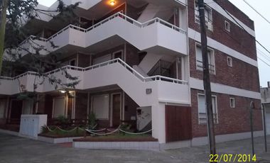 Excelente oportunidad  gran depto 2 ambientes en 1º piso, edif chico, agua de red, gas reg echa, lavad cub, muebles CONSULTE!