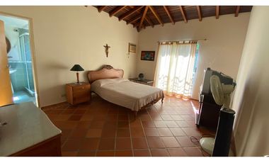 Grande Casa Finca en venta San Jerónimo unidad cerrada