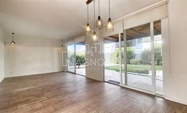 Casa en venta de 3 dorm. en Chicureo