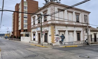 Casona con gran terreno y ubicación ideal para inversionistas .