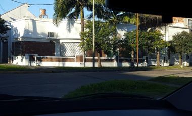 VENTA DE CASA EN ESQUINA EN QUILMES OESTE