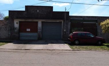 Galpon con pequeña vivienda. A Reciclar. Permuta.