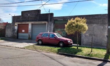 Galpon con pequeña vivienda. A Reciclar. Permuta.