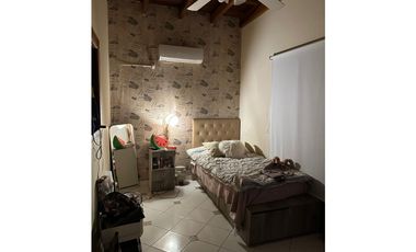 HERMOSA CASA AV TOMAS GUIDO Y TAMBOR DE TACUARI