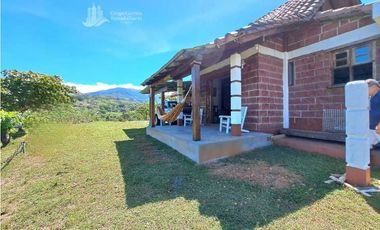 VENDO CASA Y UNA HECTAREA EN GUALACA