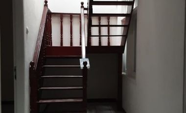Disewa Rumah Satu Setengah Lantai Lokasi Strategis