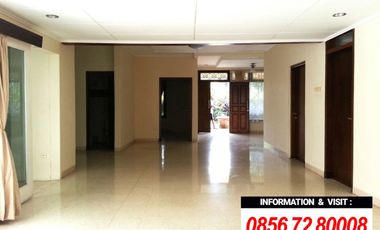 DIJUAL RUMAH ASRI dgn TAMAN, S.POOL di Jl GAHARU, CILANDAK BARAT