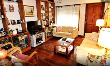 Casa de 4 ambientes con cochera en venta en Martinez