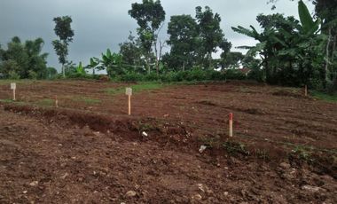 Tanah yang Ekslusif dan Strategis dengan Harga Paling Murah di Arjasari, Banjaran. Lingkungan asri dan nyaman.