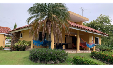CASA CON AMPLIA TERRAZA EN CORONADO CLUB ECUESTRE