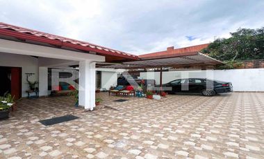 Casa con piscina de venta en Cumbayá sector Miravalle 2