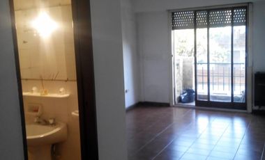 DEPTO 1 AMB. Y MEDIO EN SAN ISIDRO. DON BOSCO 100 2 PISO AL FRENTE