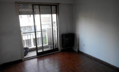 DEPTO 1 AMB. Y MEDIO EN SAN ISIDRO. DON BOSCO 100 2 PISO AL FRENTE