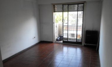 DEPTO 1 AMB. Y MEDIO EN SAN ISIDRO. DON BOSCO 100 2 PISO AL FRENTE