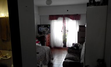 DEPTO 1 AMB. Y MEDIO EN SAN ISIDRO. DON BOSCO 100 2 PISO AL FRENTE