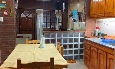 Chalet de 4 Ambientes con Patio Mas PequeÃ±o Depto- PERMUTA