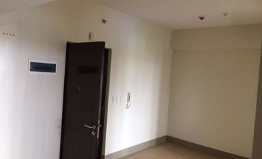 For rent unfurnished unit near LRT-1 central Terminal statio