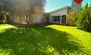Se vende casa cÃ©ntrica con local comercial