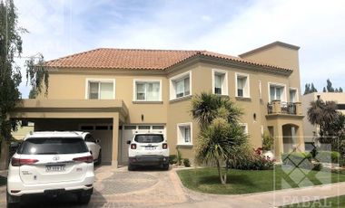 Casa venta barrio privado La Comarca, Centenario, 3 dormitorios, 3 baños, jardín y cochera