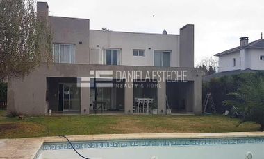 Daniela Esteche Realty & Home. Propiedad estilo moderno Los Pilares.
