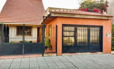 Chalet 5amb en Lanús Oeste con cochera para 2 autos mas patio