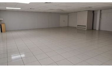 AVENIDA LAS AMÉRICAS. ALQUILO AMPLIO LOCAL CON OFICINAS
