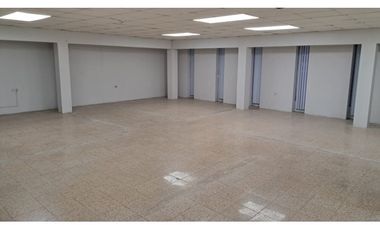 AVENIDA LAS AMÉRICAS. ALQUILO AMPLIO LOCAL CON OFICINAS