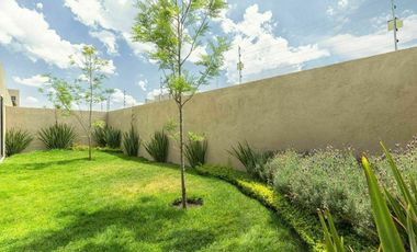 Se Vende Casa entre EL Refugio y Zibata, 139 m2, Gran Jardín, 3 Recamaras