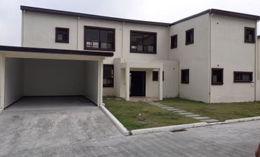 Villa House for sale in Clark Freeport Zone located in an very exclusive community in D'Heights Resort