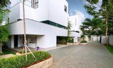 DIJUAL RUMAH ONE GATED SYSTEM di Jl KENANGA / AMPERA, JAKSEL