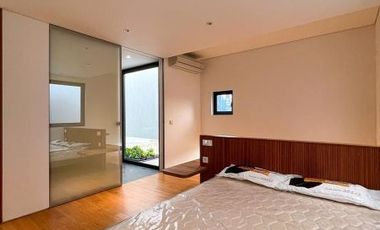 DIJUAL RUMAH ONE GATED SYSTEM di Jl KENANGA / AMPERA, JAKSEL