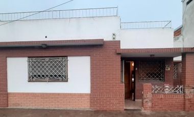 Casa en venta - 4 Dormitorios 2 Baños - Cochera - 207Mts2 - Quilmes