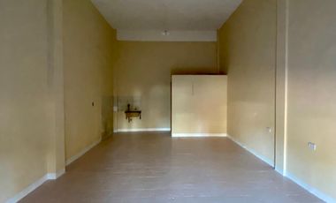 Local comercial ubicado sobre la Avenida Hipólito Yrigoyen.