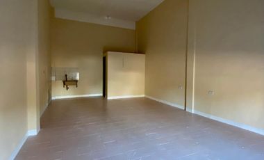 Local comercial ubicado sobre la Avenida Hipólito Yrigoyen.