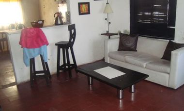 BURZACO: CASA ESTILO AMERICANA, CON QUINCHO Y FONDO