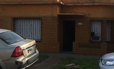 Casa con Departamento en venta en Wilde