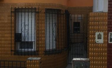 Casa con Departamento en venta en Wilde