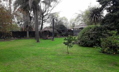 Excepcional casa quinta, cercana a la autopista.