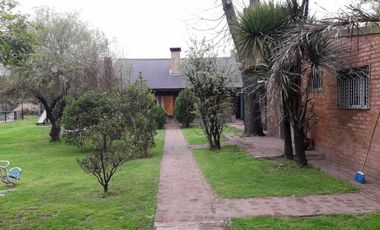 Excepcional casa quinta, cercana a la autopista.