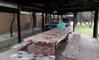 Excepcional casa quinta, cercana a la autopista.