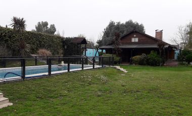 Excepcional casa quinta, cercana a la autopista.