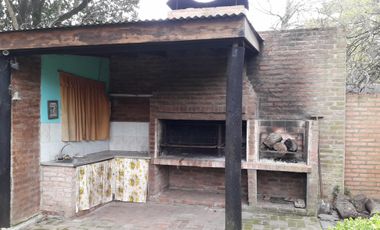 Excepcional casa quinta, cercana a la autopista.